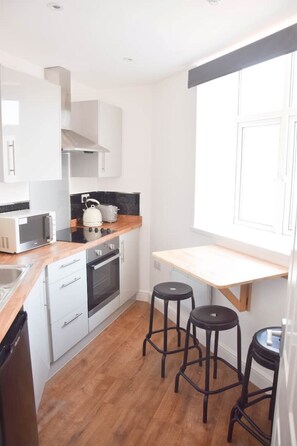Fridge, microwave, oven, stovetop - SMALL DOUBLE ROOM IN HEART OF LEICESTER -4D (LEICESTER)
