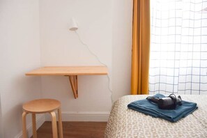 1 bedroom, desk, iron/ironing board, free WiFi - SMALL DOUBLE ROOM IN HEART OF LEICESTER -4D (LEICESTER)