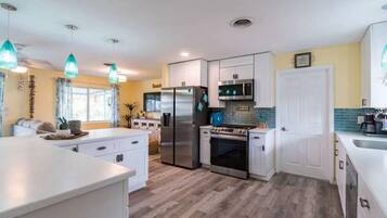 Kjøleskap, mikrobølgeovn, ovn og kokeplater