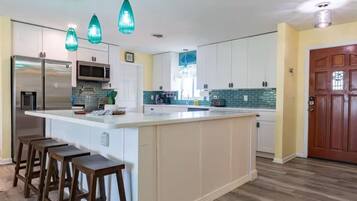 Een koelkast, een microgolfoven, een oven, een kookplaat