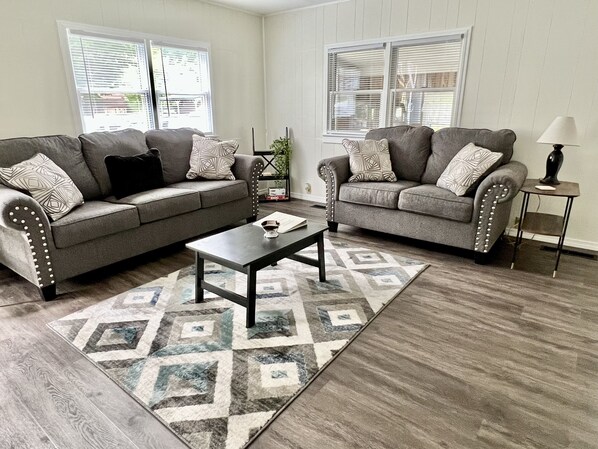 Smart TV, fireplace, books - River view getaway (Warren)