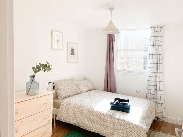 2 bedrooms, desk, iron/ironing board, free WiFi