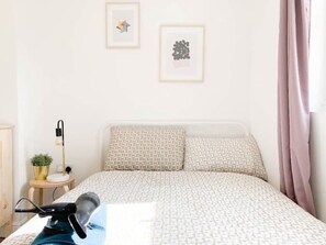 2 slaapkamers, een bureau, een strijkplank/strijkijzer, gratis wifi