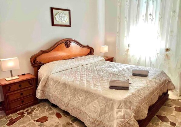 3 bedrooms, desk, soundproofing, iron/ironing board