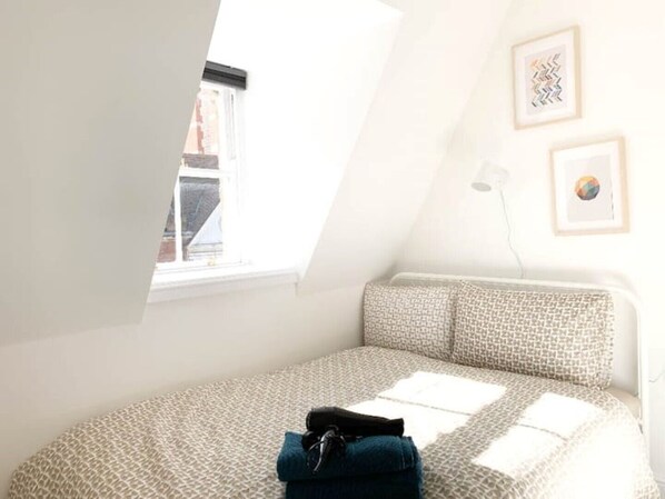 3 bedrooms, desk, iron/ironing board, WiFi