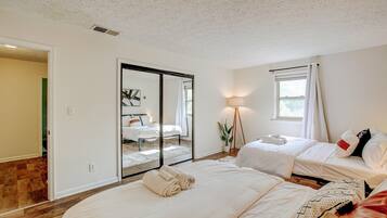 4 Schlafzimmer, Schreibtisch, Bügeleisen/Bügelbrett, Reisekinderbett