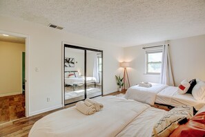 4 habitaciones, escritorio y tabla de planchar con plancha 