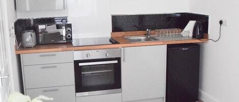Geladeira, fogão, cooktop, chaleira elétrica