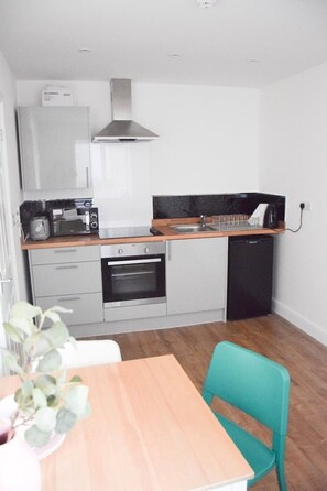 Kjøleskap, ovn, kokeplater og vannkoker