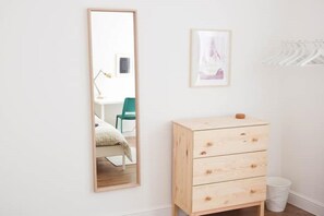1 habitación, escritorio, tabla de planchar con plancha y wifi 