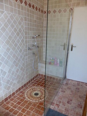 Shower - Villa La Seyne in a pine forest 200 m from the beach (La Seyne-sur-Mer)