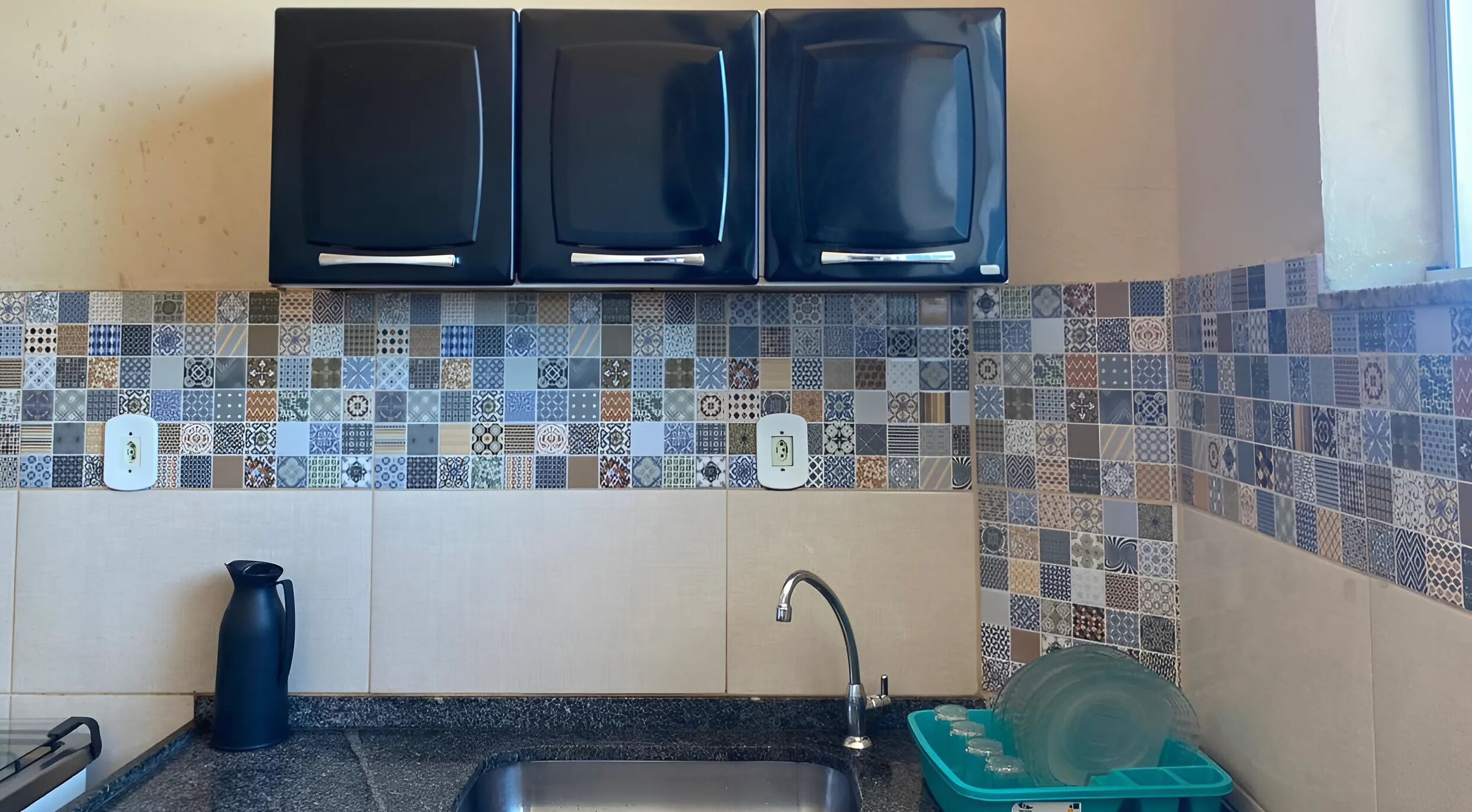 Réfrigérateur, micro-ondes, plaque de cuisson, blender