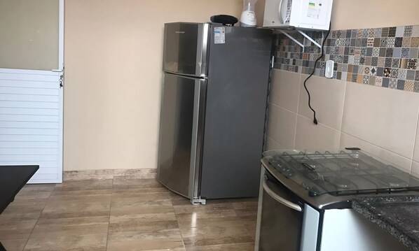 Kühlschrank, Mikrowelle, Herdplatte, Mixer
