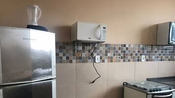 Refrigerador, microondas, parrilla de estufa y licuadora