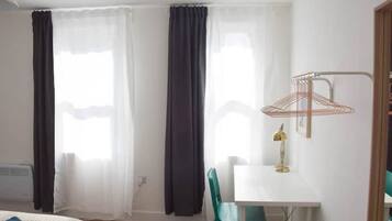 1 bedroom, desk, WiFi