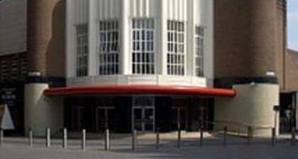 AIRY AND BRIGHT MASTER BEDROOM NEAR MERCURE HOTEL