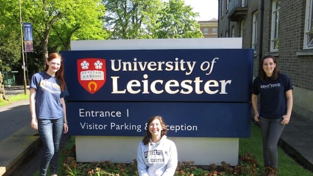 Panneau indiquant l’entrée principale de l’université de Leicester, le parking réservé aux visiteurs et l’accueil.
