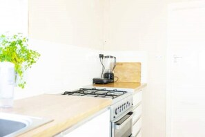 A kitchen with a gas stove, a blender, and a wooden countertop. - MASTER BEDROOM IN ❤️ OF LEICESTER (Leicester)