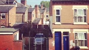 Une rangée de maisons mitoyennes aux façades en briques et aux toits en pente.