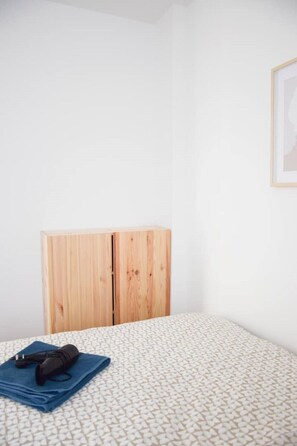 1 dormitorio, escritorio, tabla de planchar con plancha y wifi