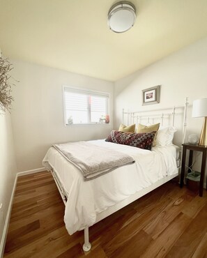 3 habitaciones, escritorio y tabla de planchar con plancha 