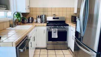 Een koelkast, een magnetron, een oven, een kookplaat