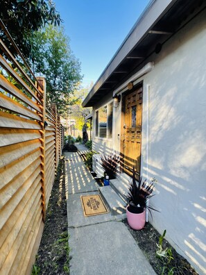 Property grounds - Downtown on Dominga! STEPS to anywhere in Fairfax (Fairfax)