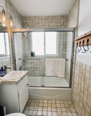 Kombinert dusj/badekar, hårføner, håndklær og såpe