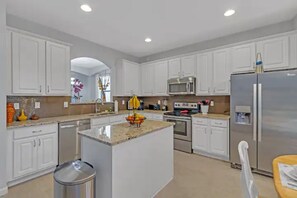 Frigorifero, microonde, piano cottura, lavastoviglie