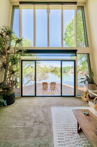 Waterfront A-Frame w/Mtn View, Pool, <15min to Old Town, Jerome, Vineyards