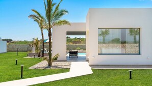 Et moderne hus med terrasse, pool og udsigt over landskabet.