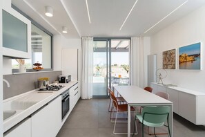 Frigorífico, microondas, horno y placa de cocina