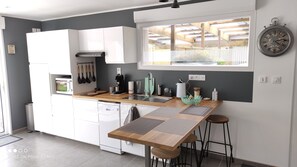 Fridge, microwave, stovetop, dishwasher