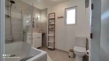 Ensemble douche/baignoire, sĂšche-cheveux, serviettes fournies, savon