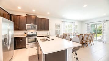 Een koelkast, een magnetron, een oven, een kookplaat