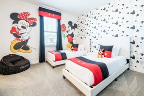 8 bedrooms, iron/ironing board, free WiFi, bed sheets - Arcade/Ping Pong/Private Pool and Spa/Onsite Cafe/Bar/Themed  (Kissimmee)