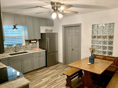 Cute little house within walking distance to food and the beach