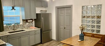 Cute little house within walking distance to food and the beach