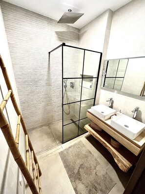 Shower, jetted tub, hair dryer, towels