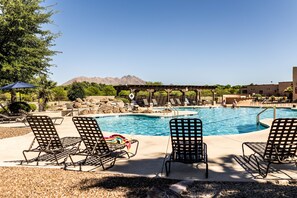 Una piscina al aire libre, una piscina climatizada