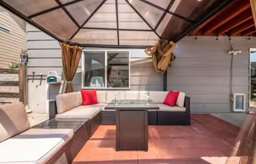 Family Time Basement Suite - AC, Playroom, Views, Yard, Fire pit