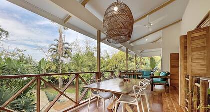 Beachfront Villa Casa Blanca with Private Pool, AC in Playa Negra Puerto Viejo