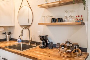 Køleskab, mikrobølgeovn, kogeplade, kaffe-/temaskine