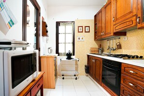 冷蔵庫、電子レンジ、オーブン、コンロ