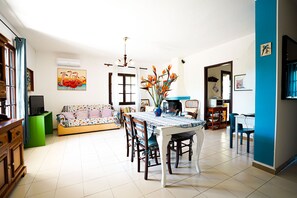 スマートテレビ、書庫、PC モニター