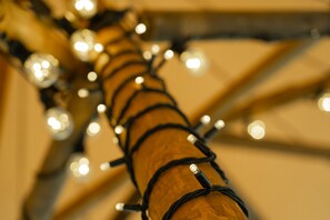 Primer plano de una estructura de madera con luces de cuerda negras.