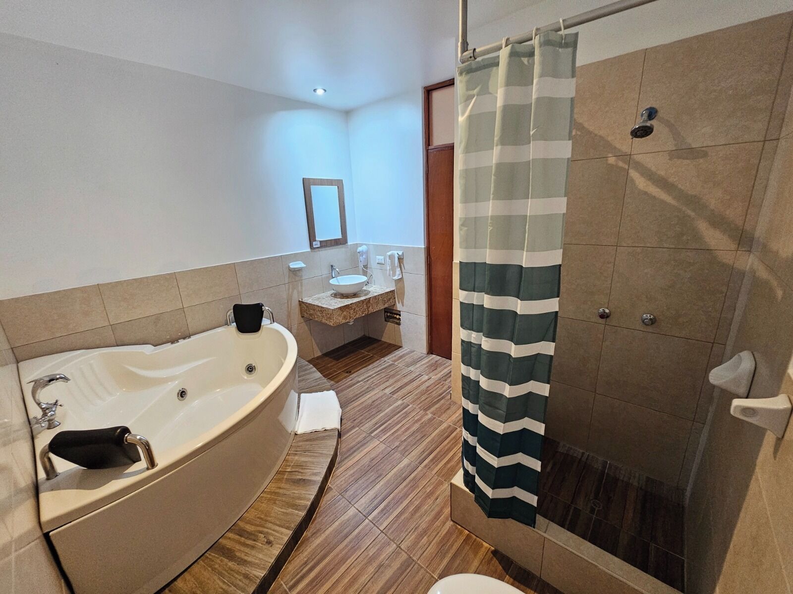 Deluxe-Zimmer, 1 Queen-Bett, Whirlpool, Poolblick | Kostenloses WLAN, Bettwäsche