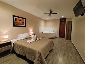 Deluxe Room, 1 Queen Bed, Hot Tub, Pool View | Bathroom | Shower, towels - Hotel La Colina (Salas)