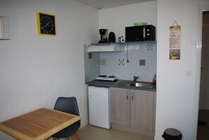 Réfrigérateur, micro-ondes, plaque de cuisson, cafetière/bouilloire