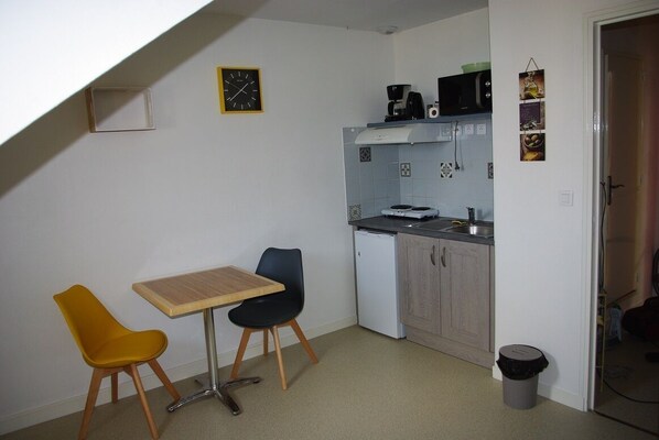 Réfrigérateur, micro-ondes, plaque de cuisson, cafetière/bouilloire